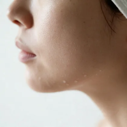 물방울이 맺힌 옆얼굴